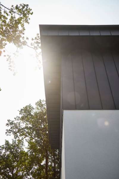 Berliner Vorstadthaus mit DS Nordic Klickfalz an Fassade und auf dem Dach, Haydnallee 71, 14612 Falkensee